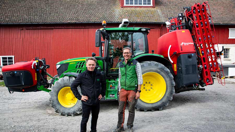 to menn og en traktor