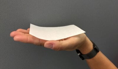 Hånd som holder et mellomleggspapir i håndflaten