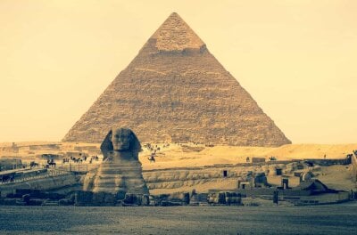 Sfinxen foran en av pyramidene i Egypt.