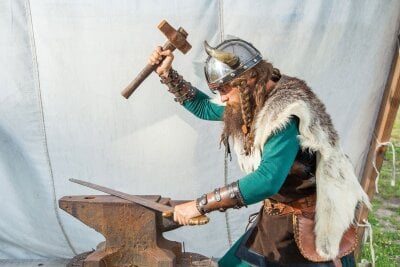 En viking smir et sverd.