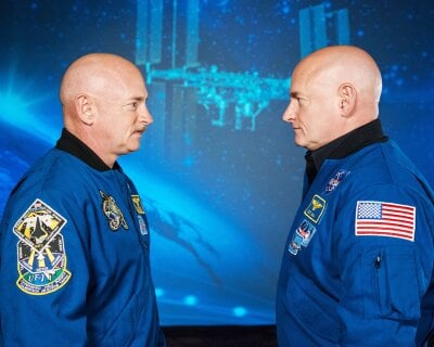 To tvillinger som er astronaturer står med ansiktene mot hverandre