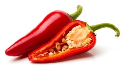 En chili delt i to,med frøene synlig. 