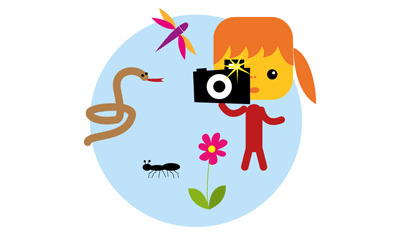 Illustrasjon av en jente som er ute og observerer naturen og tar bilder av det hun ser. 