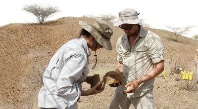 Arkeologene Sonia Harmand og Jason Lewis undersøker funn de har gjort i Kenya i Afrika. 