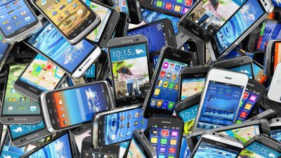 Mange smarttelefoner som ligger i en haug