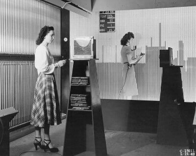 Kvinnelige ingeniører og matematikere fra 1960-tallet i arbeid.. 