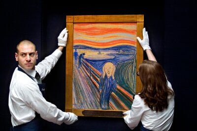To personer holder opp maleriet Skrik av Edvard Munch