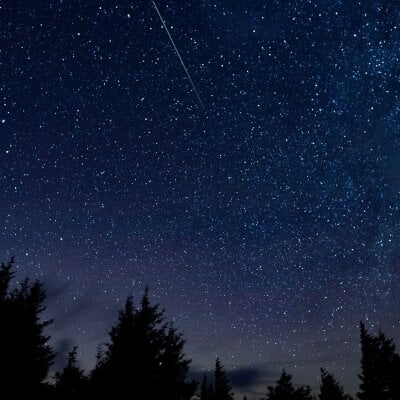 En meteor suser gjennom stjernehimmelen