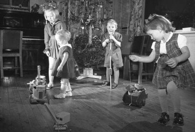 Barn som leker med julegavene de har fått (1953)