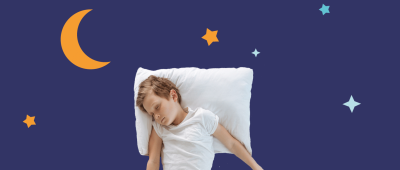 Gutt sover med mørkeblå bakgrunn med illustrerte stjerner og en månerundt