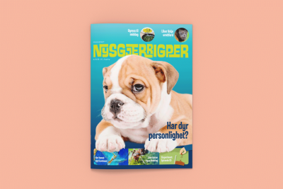 Forsiden ti lNysgjerrigper-bladet nr. 2-2018 med bilde av en hund mot blå bakgrunn