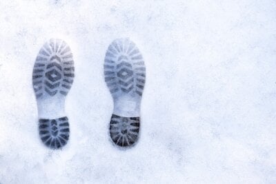 To fotspor av sko i kram snø