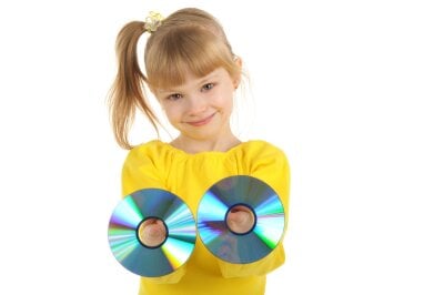 En jente holder frem to cd-plater