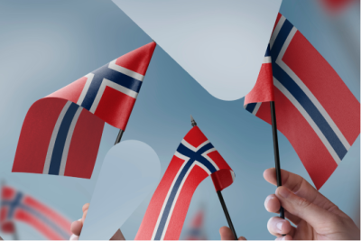 Bilde av mange hender som holder norske flagg opp i luften