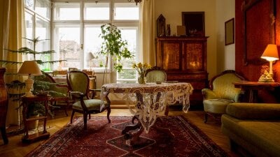 Stue med eldre møbler og dekor