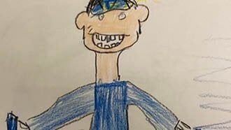 Gutt i blå dykkerdrakt med dykkebrillene på hodet