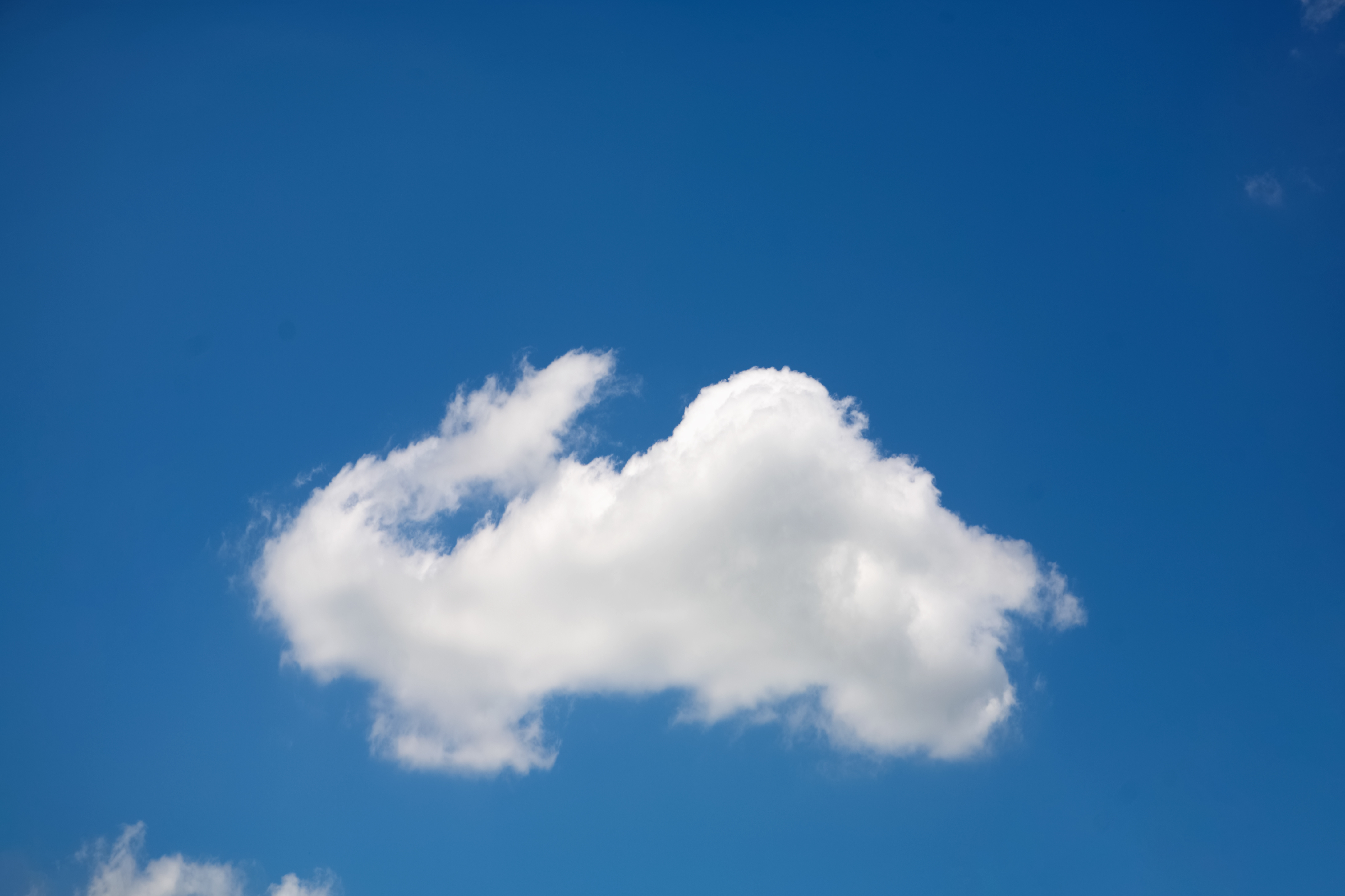 Sky som ser ut som ulike figurer, alt etter hva du fokuserer på.