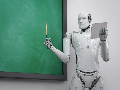 En menneskelignende robot står foran en grønn tavle og underviser som en lærer. 